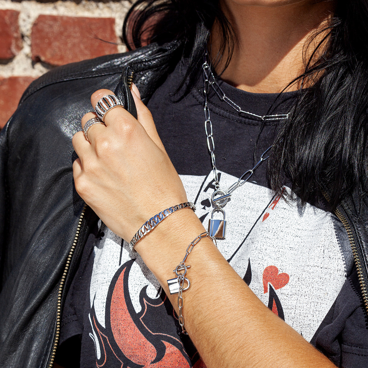 Bague argent 925 et ruthénium noir, spinelles noires et zirconias - vue porté 2