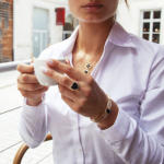 Bracelet jonc ouvert plaque or agate 60 mm - vue porté 3