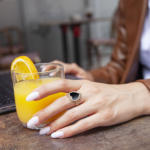 Bague plaqué or coeur agate - vue porté 2