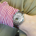 Montre homme coeur ouvert automatique acier bracelet cuir marron - vue porté 1