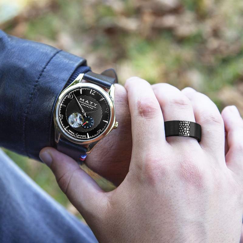 Montre homme coeur ouvert automatique acier doré bracelet cuir noir - vue porté 2