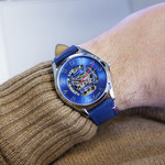 Montre homme squelette automatique acier bracelet cuir bleu - vue porté 1