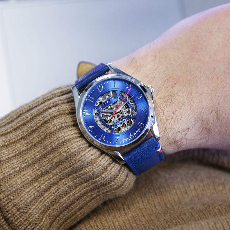 Montre homme squelette automatique acier bracelet cuir bleu - vue porté 1