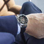 Montre homme squelette automatique acier bracelet cuir noir - vue porté 1