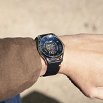 Montre homme squelette automatique acier bracelet cuir noir - vue porté 2