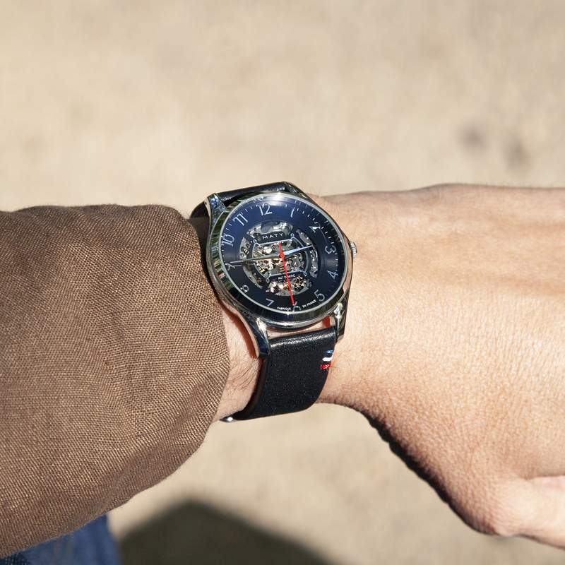 Montre homme squelette automatique acier bracelet cuir noir - vue porté 2