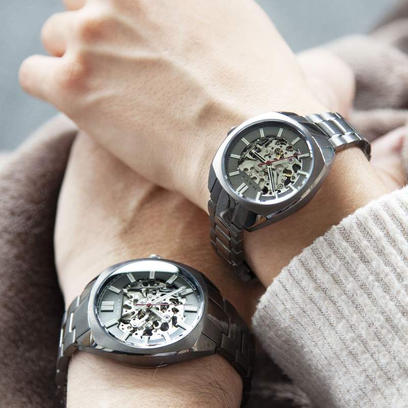 Montre mixte squelette automatique acier bracelet acier - vue porté 3