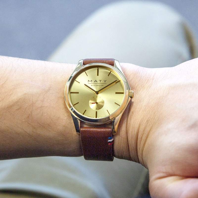 Montre homme acier doré bracelet cuir marron - vue porté 1