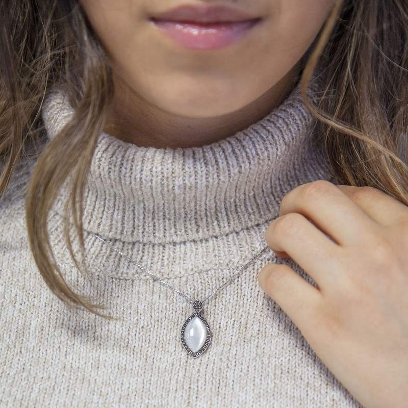Collier argent 925 nacre marcassites 40 à 45 cm - vue porté 1