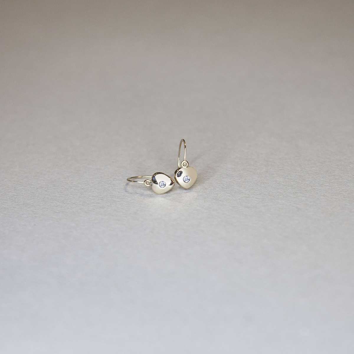 Boucles d'oreilles brisures or jaune 375 zirconias. Motif coeur. - vue D3