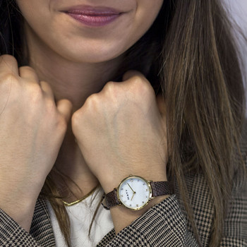 Goudgeel dameshorloge met bruine kunststof band