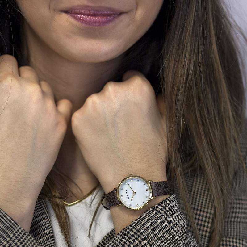 Montre femme doré jaune bracelet synthétique marron - vue porté 1