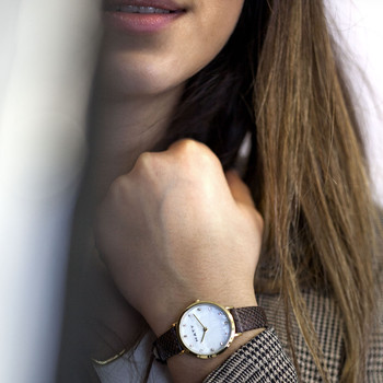 Goudgeel dameshorloge met bruine kunststof band