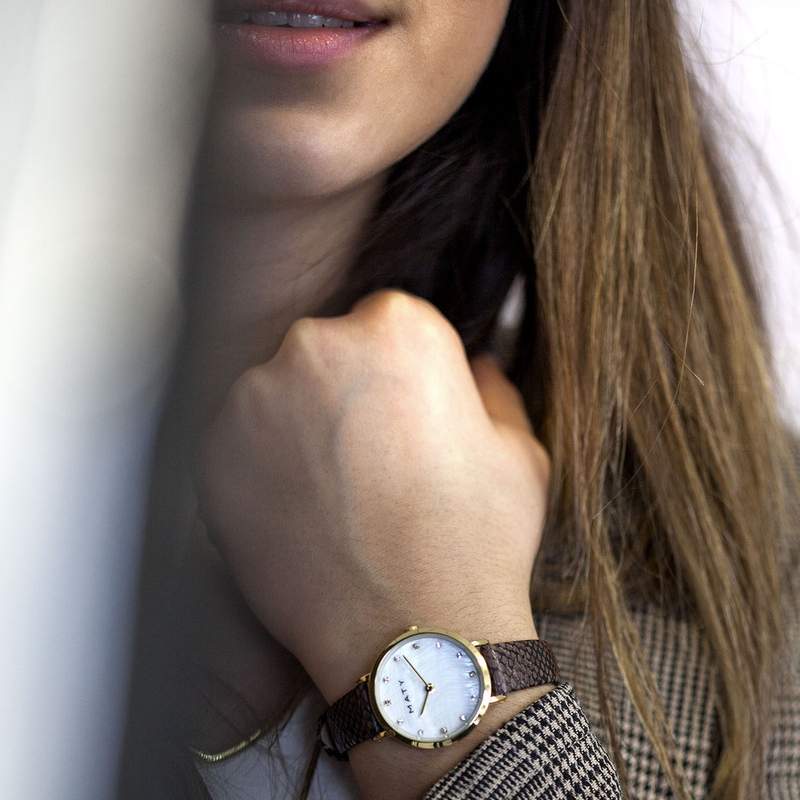 Montre femme doré jaune bracelet synthétique marron - vue porté 2