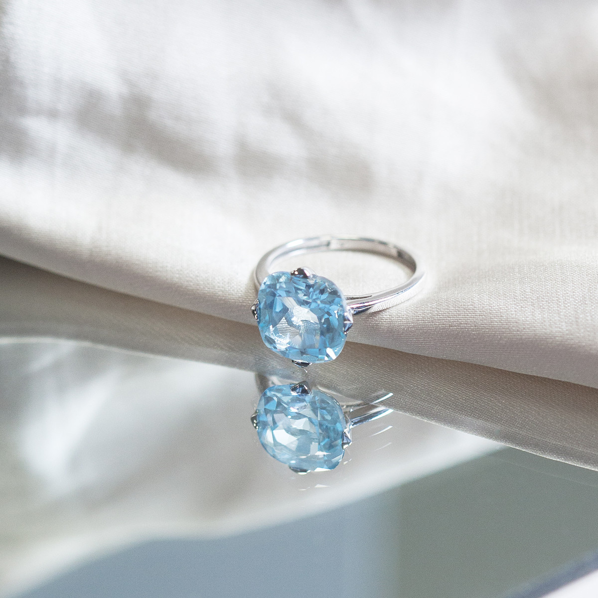 Bague or blanc 750, 1 topaze bleue traitée 5 carats. - vue D3