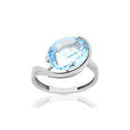 Ring van 750 witgoud, 1 behandelde blauwe topaas van 5,25 karaat.