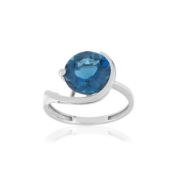 Bague or blanc 750, 1 topaze London Blue traitée de 5 carats.