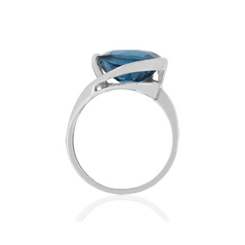 Bague or blanc 750, 1 topaze London Blue traitée de 5 carats.
