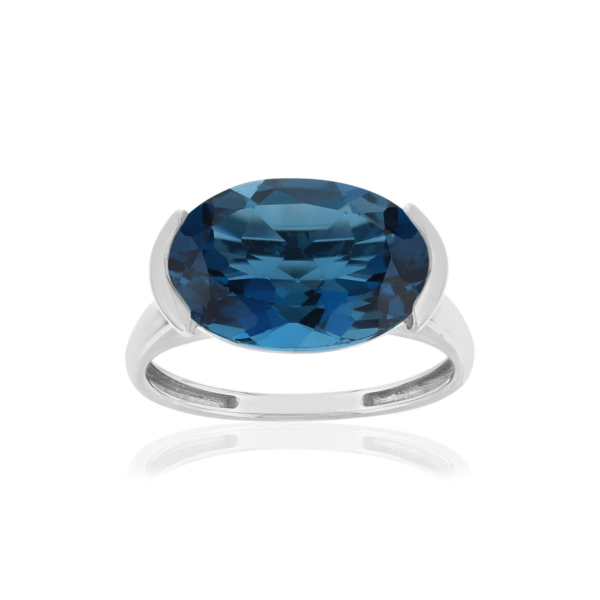 Ring van 750 witgoud, 1 behandelde London Blue topaas van 7,42 karaat.