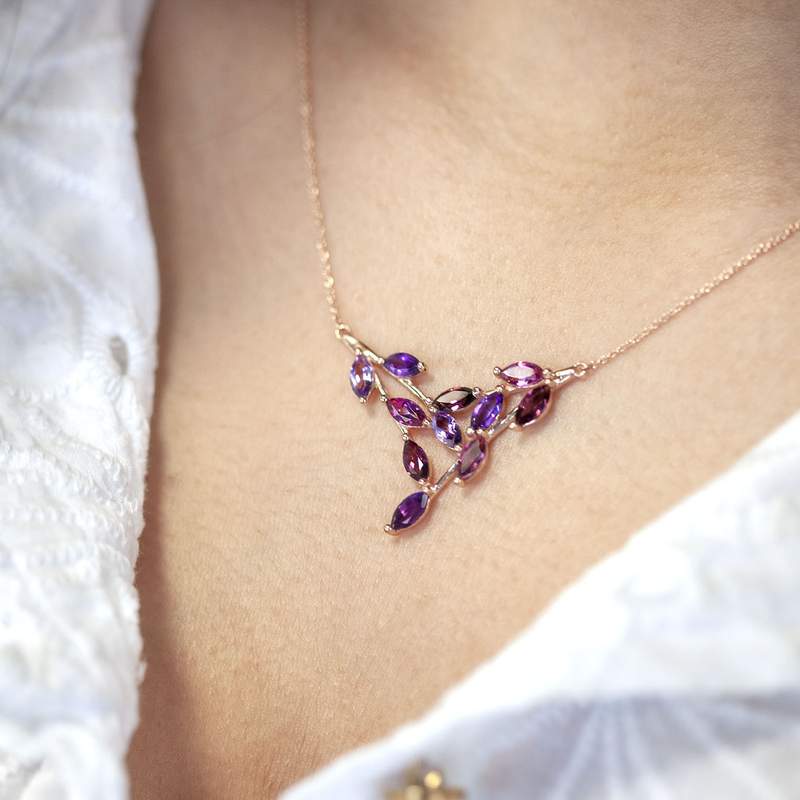 Collier or rose 375 améthystes grenats rhodolites topazes roses traitées 45 cm - vue porté 1