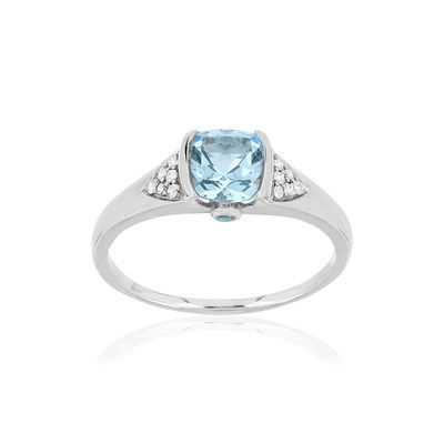 Ring van 375 witgoud, behandelde blauwe topaasstenen en diamanten.