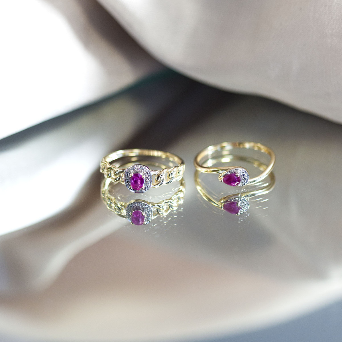 Bague or 375 2 tons, rubis et diamants, motif maille gourmette - vue D4