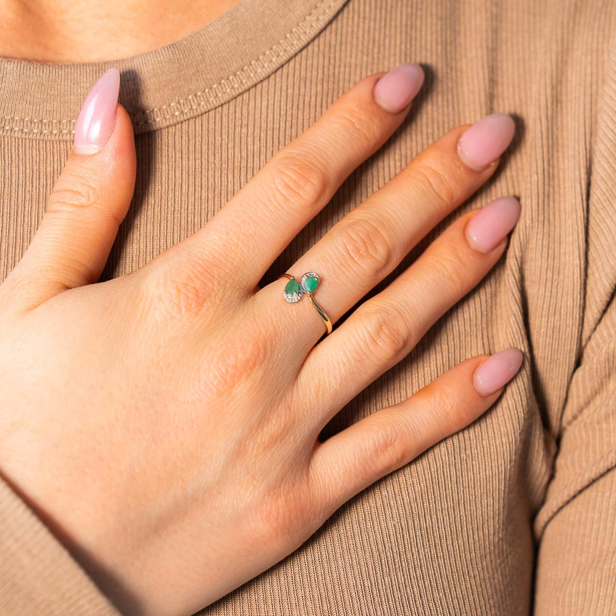 Bague or 375 2 tons, émeraudes, diamants. - vue porté 1