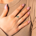 Bague or 375 2 tons, émeraudes, diamants. - vue porté 1