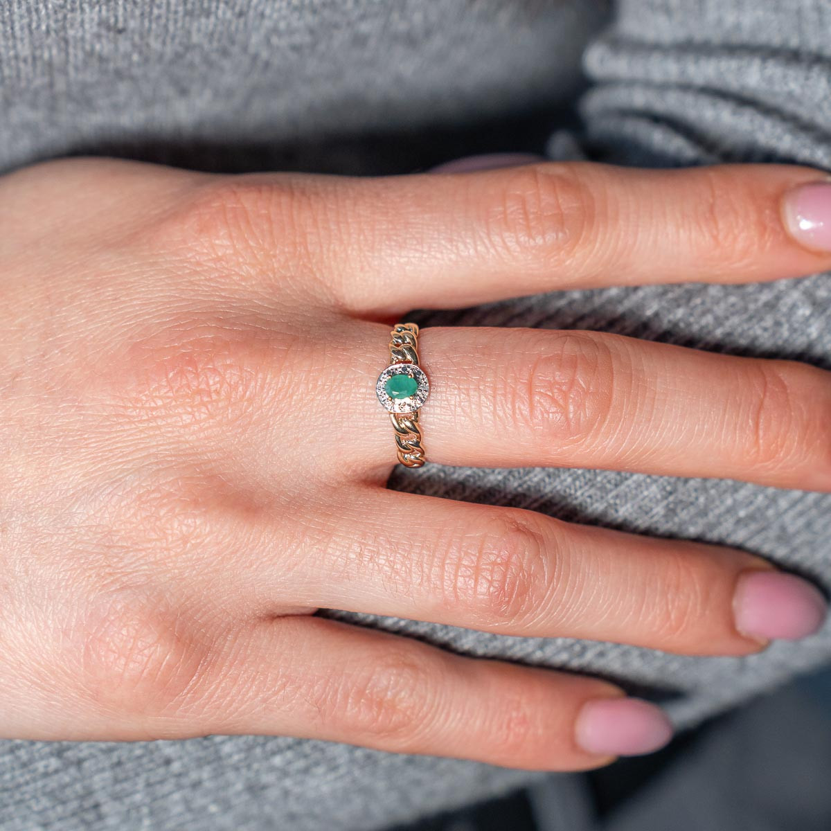 Bague or 375 2 tons, émeraude, diamants, motif maille gourmette - vue porté 1