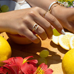 Bague or jaune 375, motif maille marine. - vue porté 2