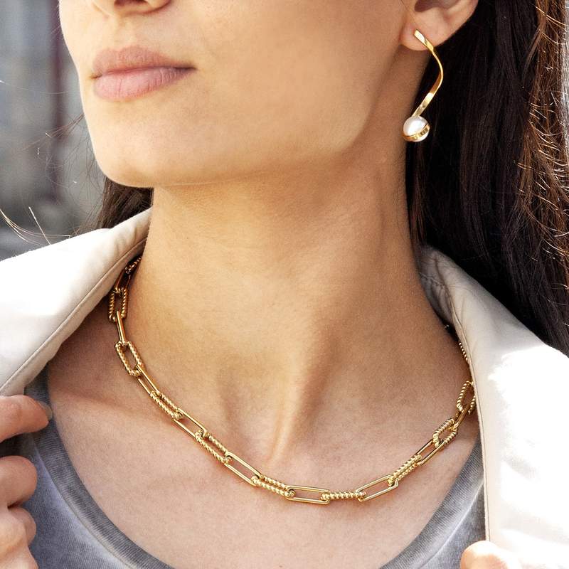 Boucles d'oreilles pendant acier doré - vue porté 1