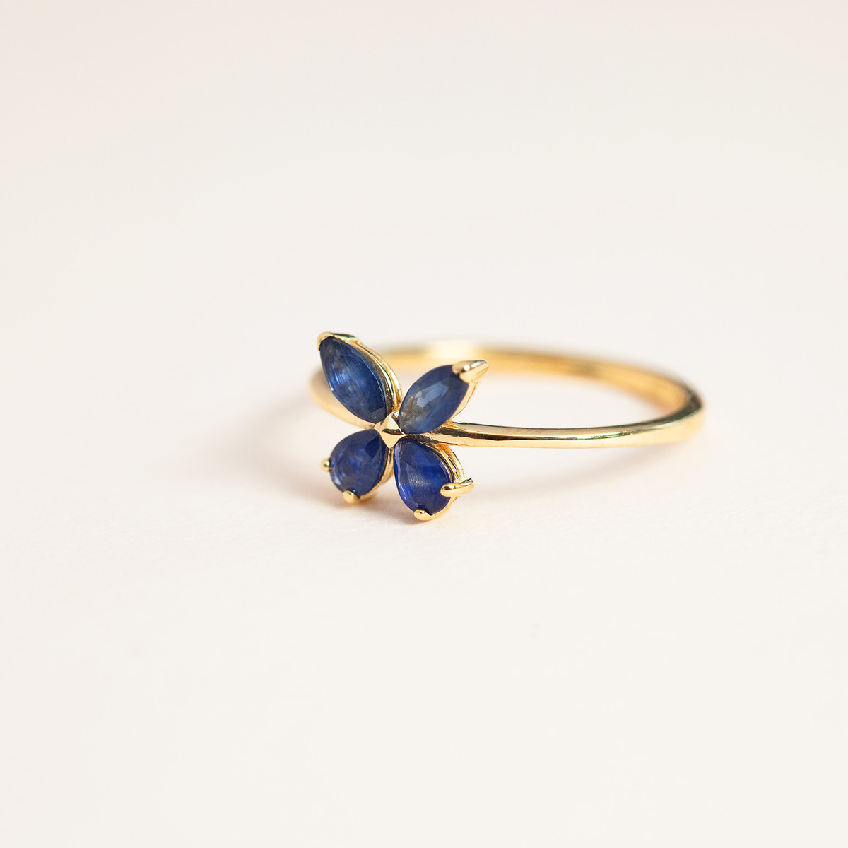 Bague or jaune 375, saphirs, motif papillon. - vue D4