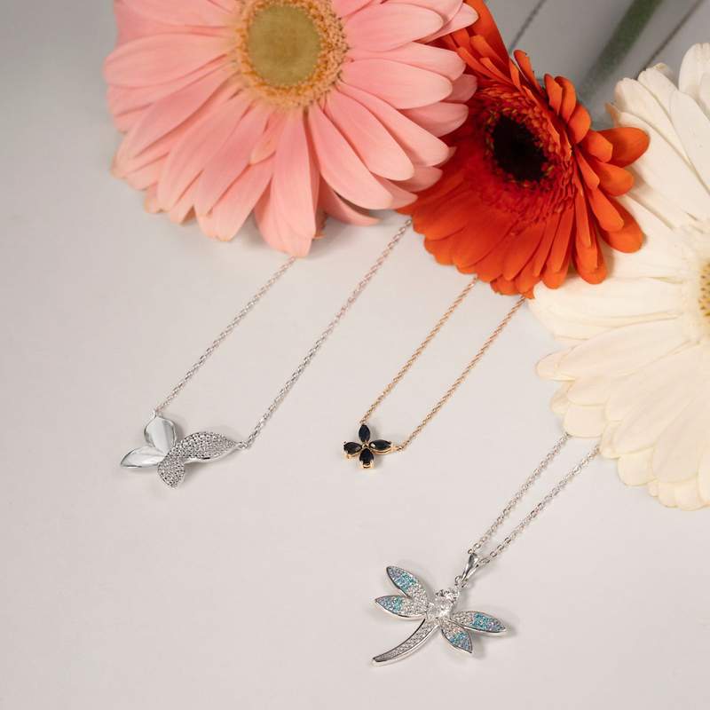 Collier or jaune 375, saphirs, motif papillon. Longueur 42 cm. - vue D1