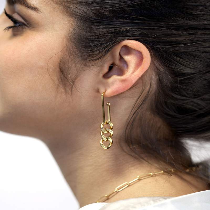 Boucles d'oreilles pendant acier jaune - vue porté 1