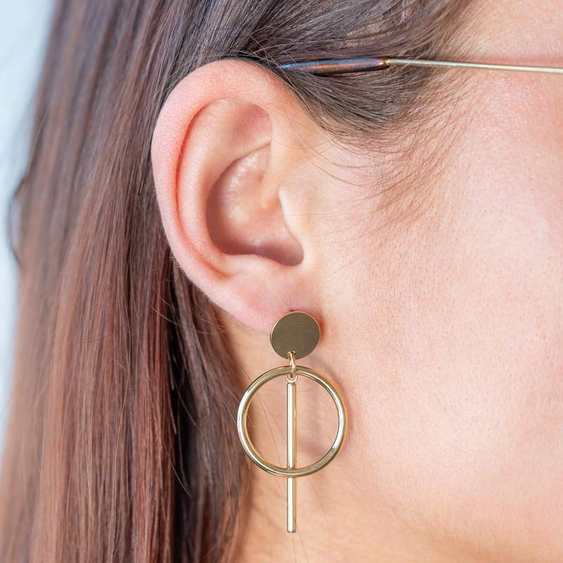 Boucles d'oreilles pendants acier doré - vue porté 1