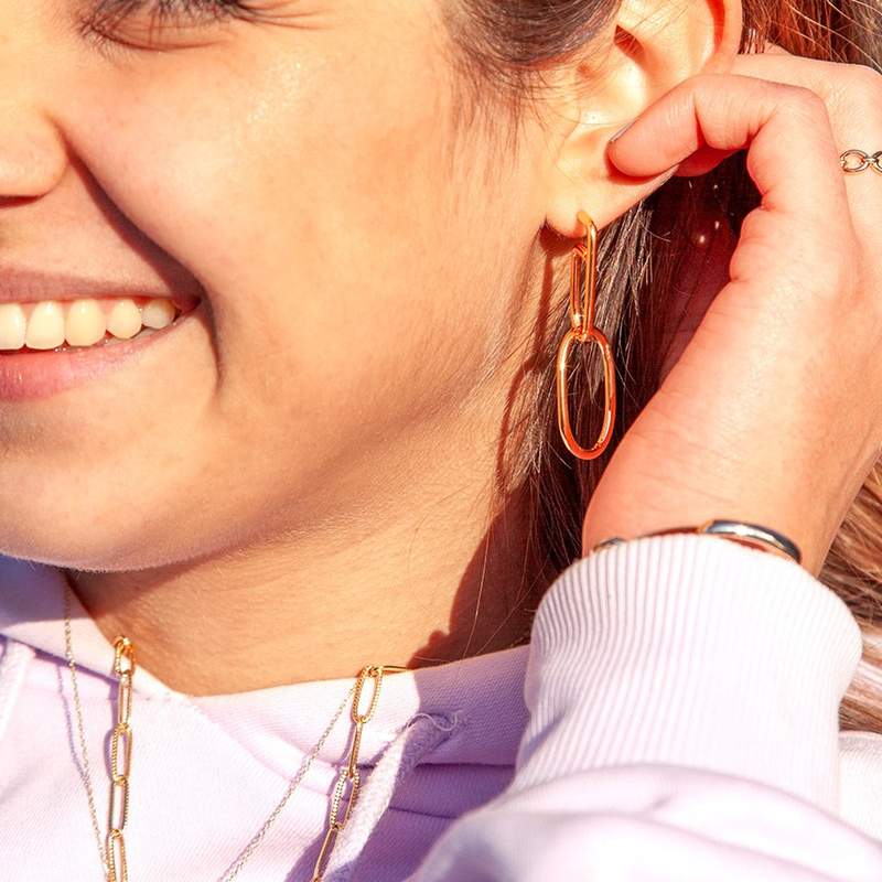 Boucles d'oreilles pendants acier doré - vue porté 1
