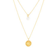 Collier or jaune 375 double rang, perle de culture de Chine, médaille striée. Longueur 45 cm.