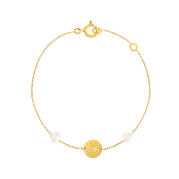 Bracelet or jaune 375, 2 perles de culture de Chine, 1 médaille striée forme d'étoile. Longueur 18 cm.