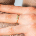 Chevalière or jaune 375, rectangle personnalisable. - vue porté 1