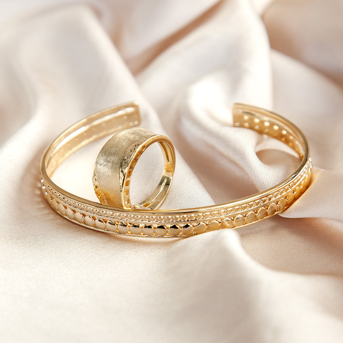 Bague or jaune 375, motif brossé et ciselé. - vue D3