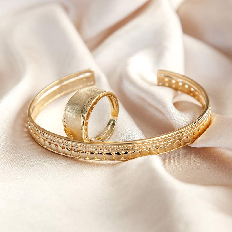 Bague or jaune 375, motif brossé et ciselé. - vue D3