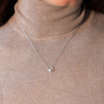 Zilveren collier 925 cirkel zirkonia's Chinese gekweekte parel 45 cm - zicht gedragen 1