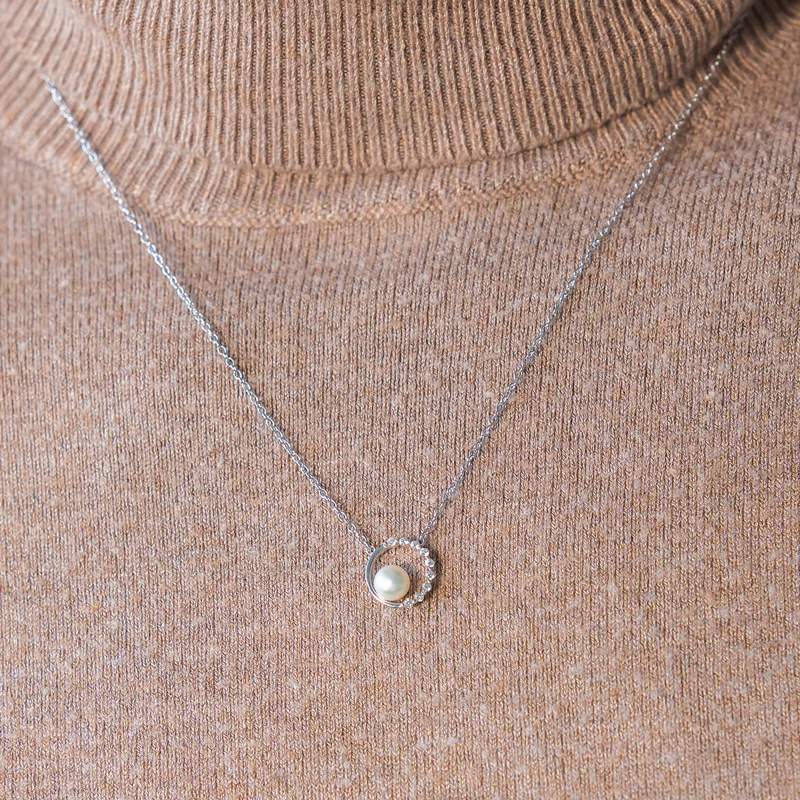 Collier argent 925 cercle zirconias perle de culture de Chine 45 cm - vue porté 2