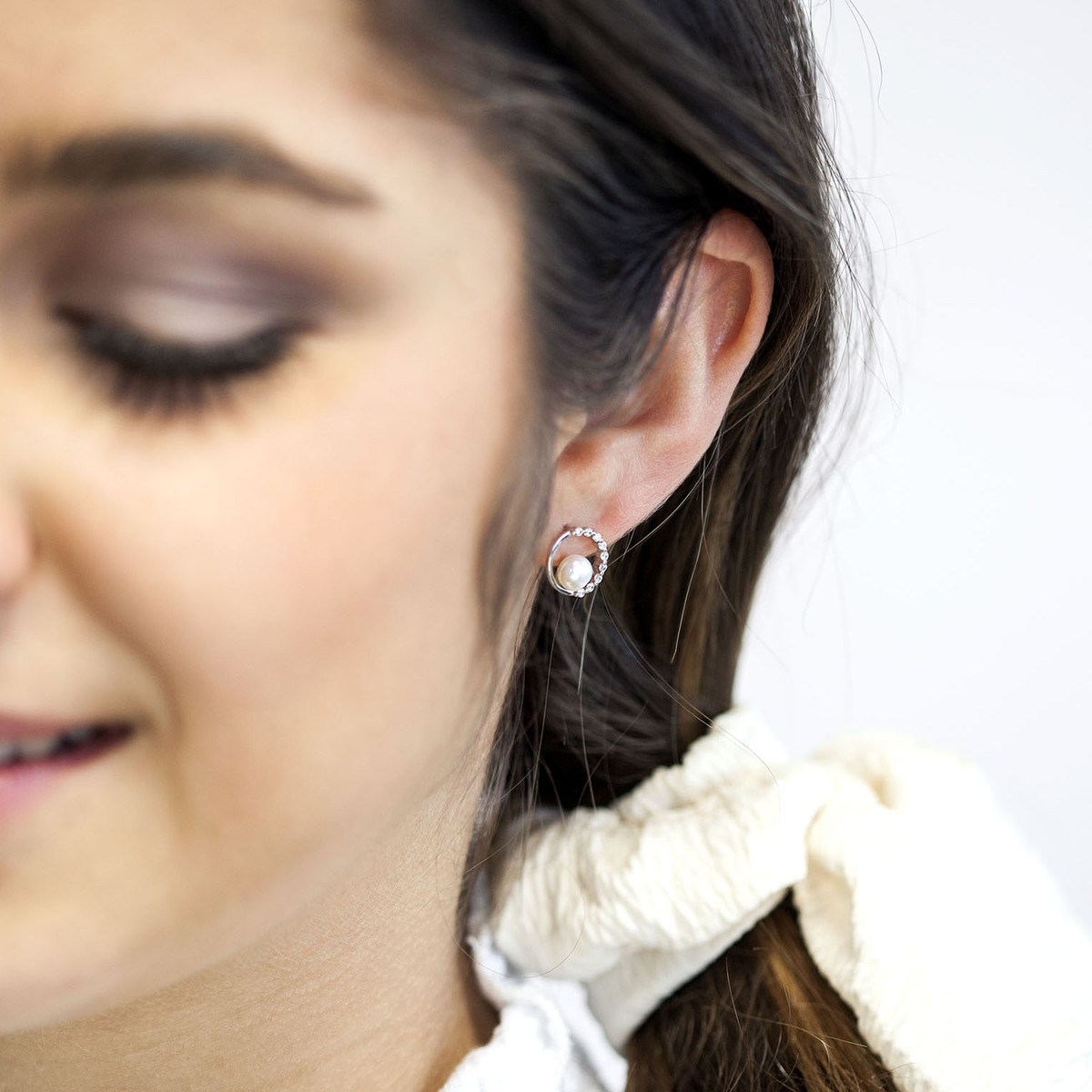 Boucles d'oreilles argent 925, motif cercle, perles de culture de Chine, zirconias. - vue porté 1