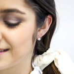 Boucles d'oreilles argent 925, motif cercle, perles de culture de Chine, zirconias. - vue porté 1