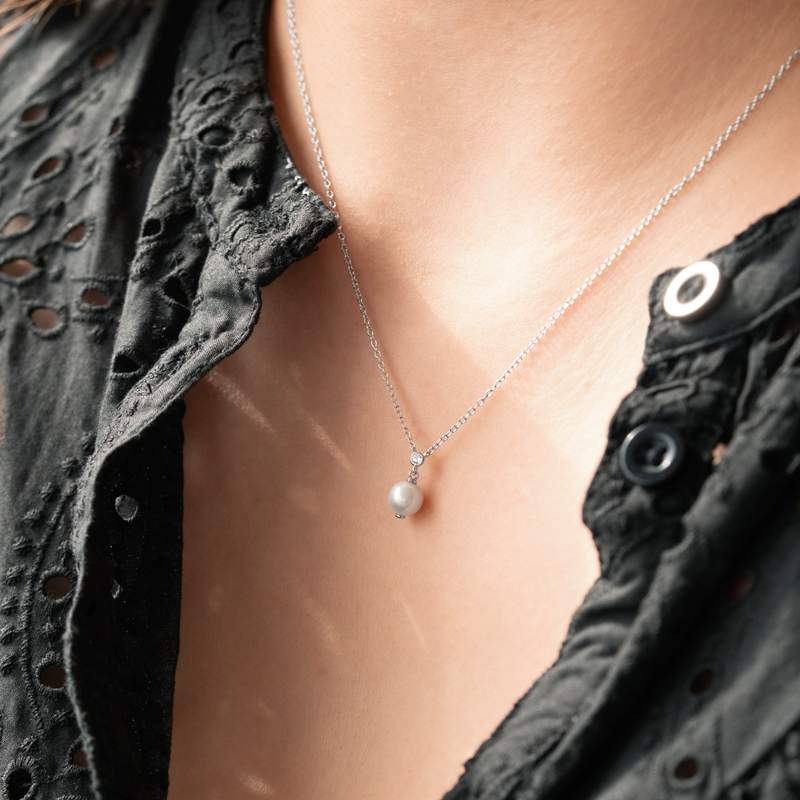 Collier argent 925, perle de culture de Chine et zirconia. Longueur 45 cm. - vue porté 1