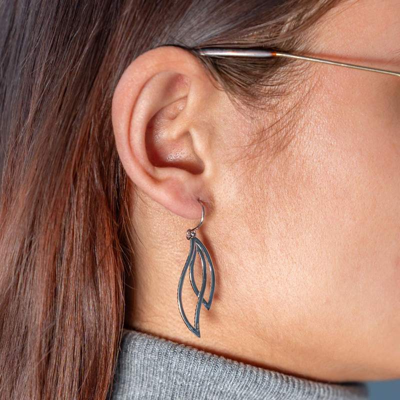 Boucles d'oreilles argent 925, motif feuille, spinelles noires et zirconias. - vue porté 1