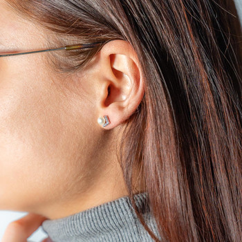 Boucles d'oreilles argent 925, perles de cutlure de Chine, motif V serti de zirconias.