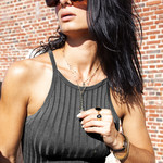 Collier plaqué or zirconias Vierge Miraculeuse et Croix 45 cm - vue porté 1