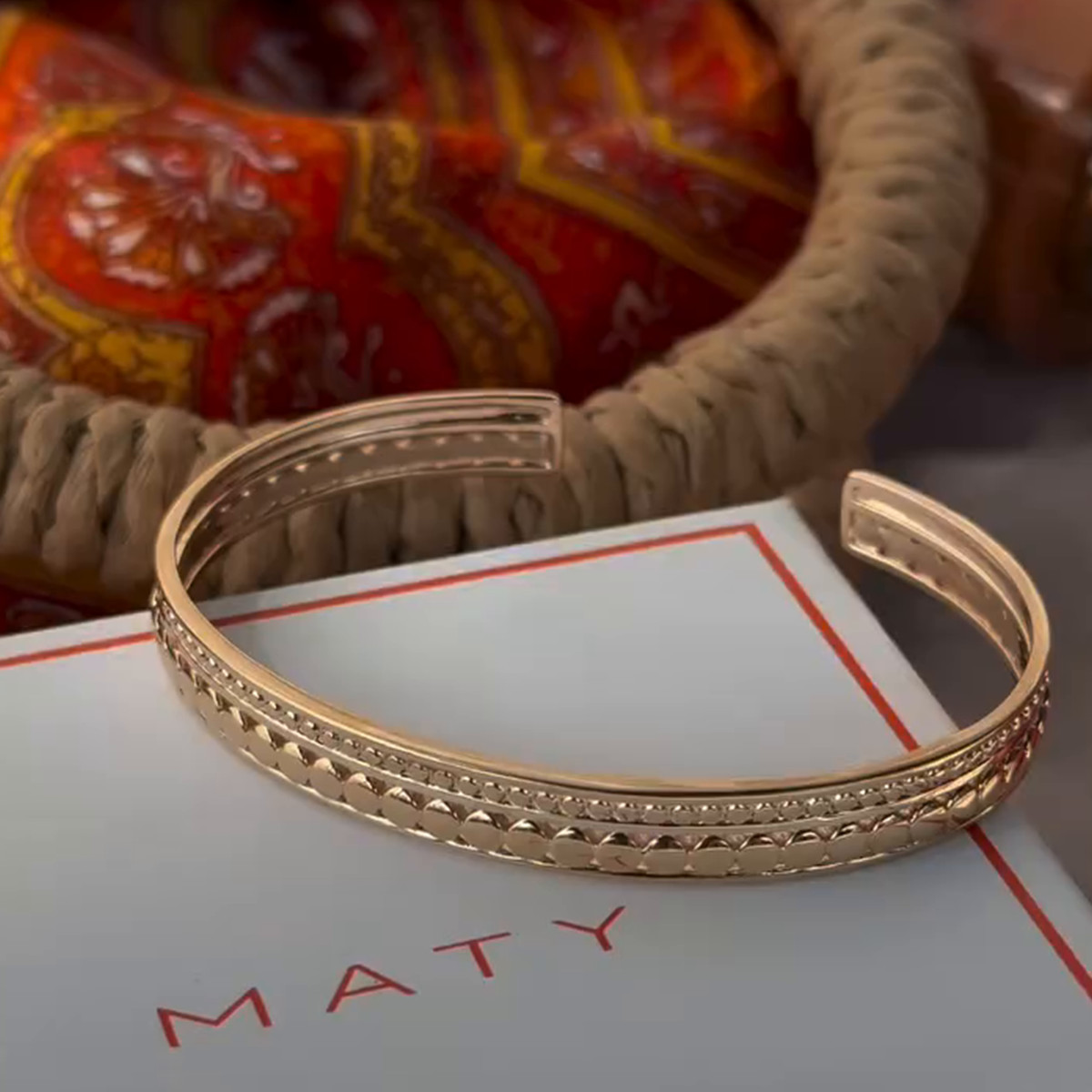 Stijve, vergulde armband met plaatje – aanzicht D1
